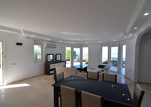 فيلا باطلالة بانورامية رائعة على شواطئ المتوسط في ألانيا / كاركي جاك