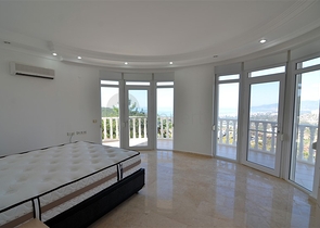 فيلا باطلالة بانورامية رائعة على شواطئ المتوسط في ألانيا / كاركي جاك