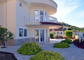 فيلا باطلالة بانورامية رائعة على شواطئ المتوسط في ألانيا / كاركي جاك