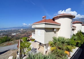 فيلا باطلالة بانورامية رائعة على شواطئ المتوسط في ألانيا / كاركي جاك