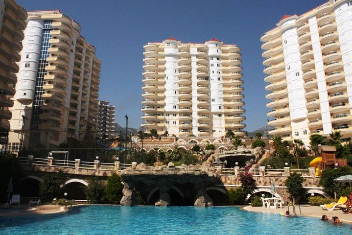 شقة 2+1 في مجمع سكني ضخم في ماهموت لار باطلالات رائعة