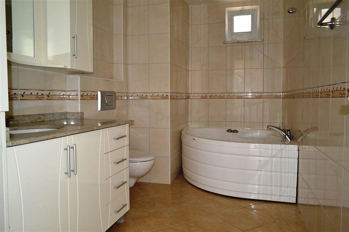 فيلا واسعة بسعر منخفض في قلب ألانيا