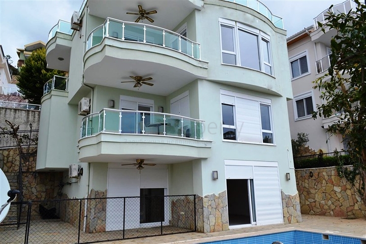 فيلا واسعة بسعر منخفض في قلب ألانيا