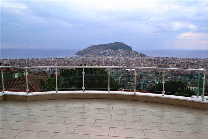 فيلا واسعة بسعر منخفض في قلب ألانيا