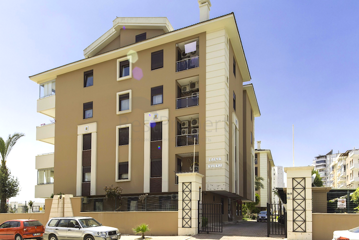 شقة بتخطيط 2+1 في حي كالجان من منطقة لارا – أنطاليا