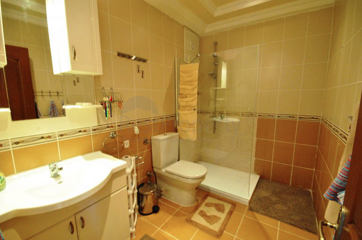 فيلا بتخطيط 3+1 على بعد 900 متر عن شاطئ البحر في منطقة كيمير – أنطاليا