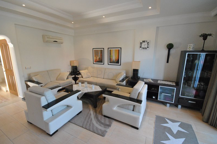 فيلا بتخطيط 3+1 على بعد 900 متر عن شاطئ البحر في منطقة كيمير – أنطاليا