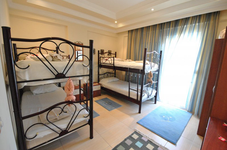 فيلا بتخطيط 3+1 على بعد 900 متر عن شاطئ البحر في منطقة كيمير – أنطاليا