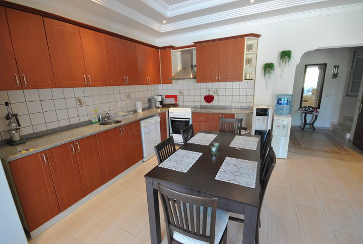 فيلا بتخطيط 3+1 على بعد 900 متر عن شاطئ البحر في منطقة كيمير – أنطاليا