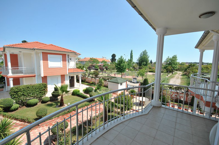 فيلا بتخطيط 3+1 على بعد 900 متر عن شاطئ البحر في منطقة كيمير – أنطاليا