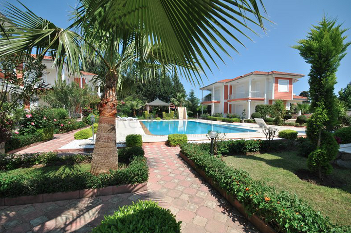 فيلا بتخطيط 3+1 على بعد 900 متر عن شاطئ البحر في منطقة كيمير – أنطاليا