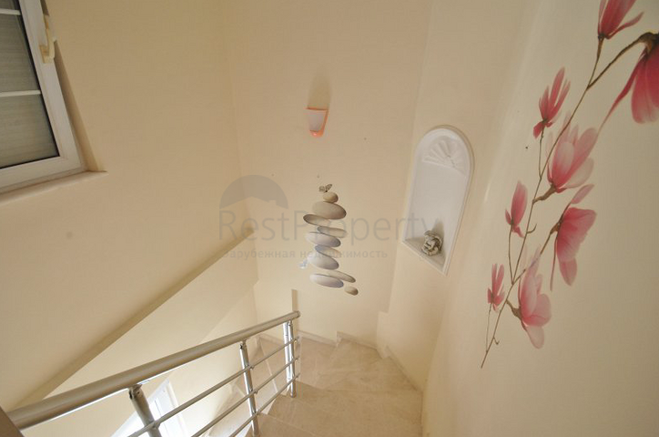 فيلا بتخطيط 3+1 على بعد 900 متر عن شاطئ البحر في منطقة كيمير – أنطاليا