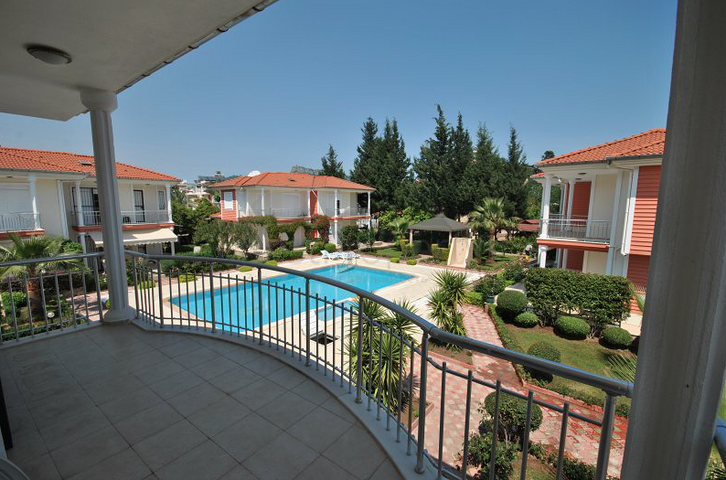 فيلا بتخطيط 3+1 على بعد 900 متر عن شاطئ البحر في منطقة كيمير – أنطاليا