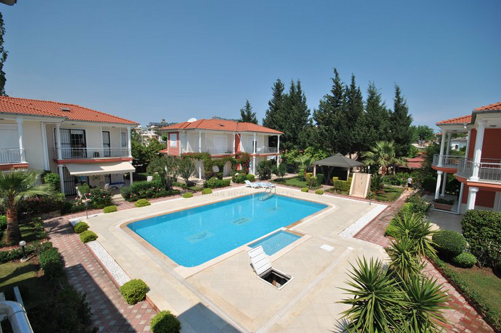 فيلا بتخطيط 3+1 على بعد 900 متر عن شاطئ البحر في منطقة كيمير – أنطاليا