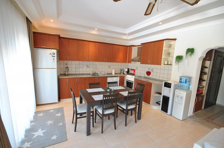 فيلا بتخطيط 3+1 على بعد 900 متر عن شاطئ البحر في منطقة كيمير – أنطاليا