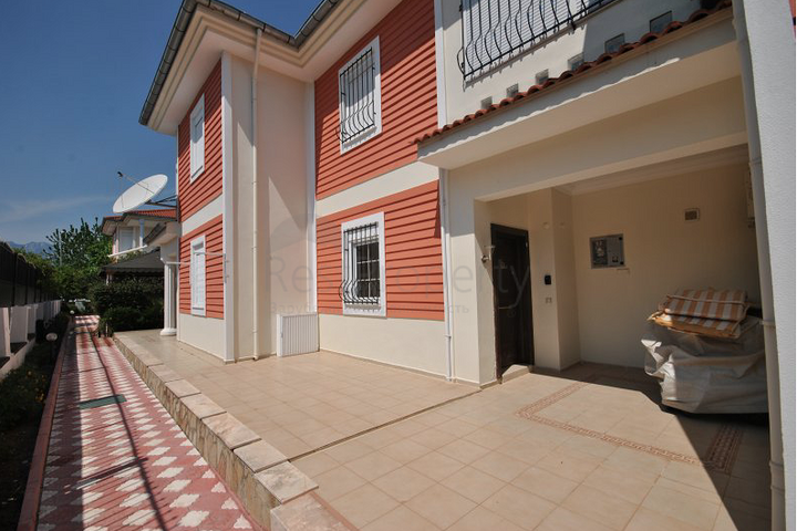 فيلا بتخطيط 3+1 على بعد 900 متر عن شاطئ البحر في منطقة كيمير – أنطاليا