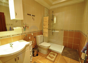 فيلا بتخطيط 3+1 على بعد 900 متر عن شاطئ البحر في منطقة كيمير – أنطاليا