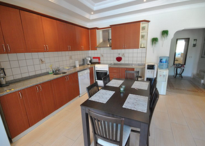 فيلا بتخطيط 3+1 على بعد 900 متر عن شاطئ البحر في منطقة كيمير – أنطاليا