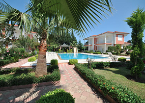 فيلا بتخطيط 3+1 على بعد 900 متر عن شاطئ البحر في منطقة كيمير – أنطاليا