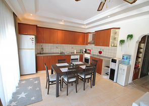 فيلا بتخطيط 3+1 على بعد 900 متر عن شاطئ البحر في منطقة كيمير – أنطاليا