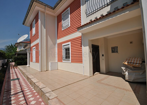 فيلا بتخطيط 3+1 على بعد 900 متر عن شاطئ البحر في منطقة كيمير – أنطاليا