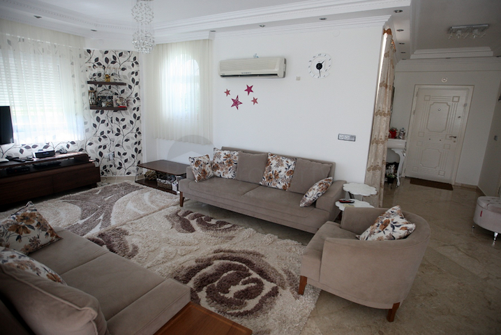 فيلا مفروشة بتخطيط 4+1 في منطقة بيليك