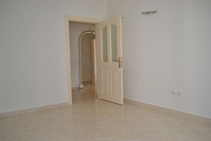 شقة واسعة ومشرقة في منطقة محمودلار – ألانيا