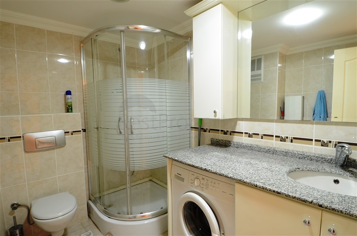 شقة مفروشة على الخط الأول من البحر بإطلالة ساحرة لاتوصف في منطقة محمودلار – ألانيا