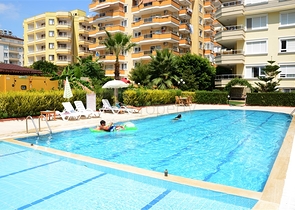 شقة مفروشة على الخط الأول من البحر بإطلالة ساحرة لاتوصف في منطقة محمودلار – ألانيا