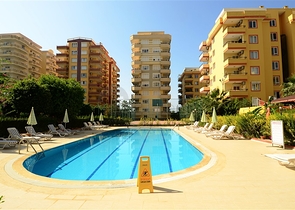 شقة مفروشة على الخط الأول من البحر بإطلالة ساحرة لاتوصف في منطقة محمودلار – ألانيا