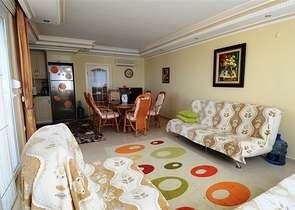 شقة مفروشة على الخط الأول من البحر بإطلالة ساحرة لاتوصف في منطقة محمودلار – ألانيا