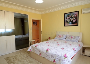 شقة مفروشة على الخط الأول من البحر بإطلالة ساحرة لاتوصف في منطقة محمودلار – ألانيا