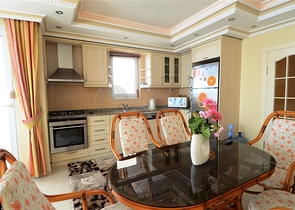 شقة مفروشة على الخط الأول من البحر بإطلالة ساحرة لاتوصف في منطقة محمودلار – ألانيا