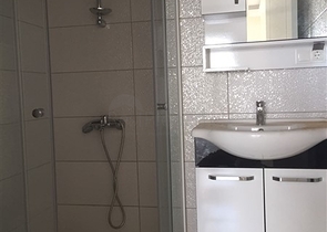 شقة بتخطيط 2+1 بسعر مناسب في منطقة محمودلار – ألانيا