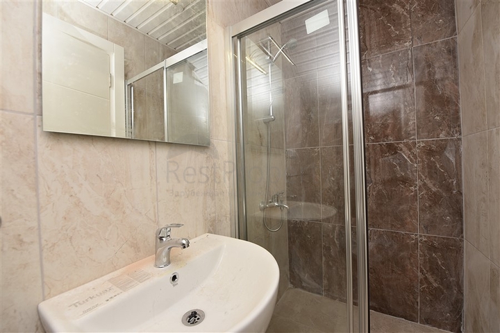 شقق ضمن مجمع سكني حديث على مقربة من البحر قيد الإنشاء في منطقة كاستل – ألانيا