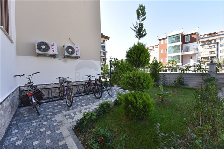 شقق ضمن مجمع سكني حديث على مقربة من البحر قيد الإنشاء في منطقة كاستل – ألانيا