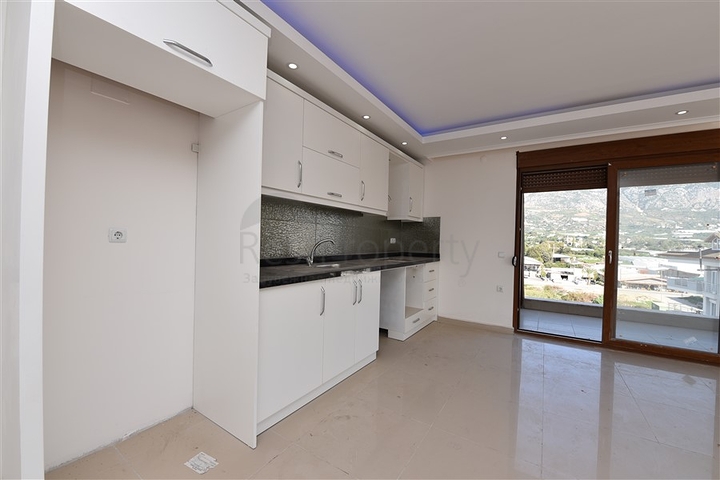 شقق ضمن مجمع سكني حديث على مقربة من البحر قيد الإنشاء في منطقة كاستل – ألانيا