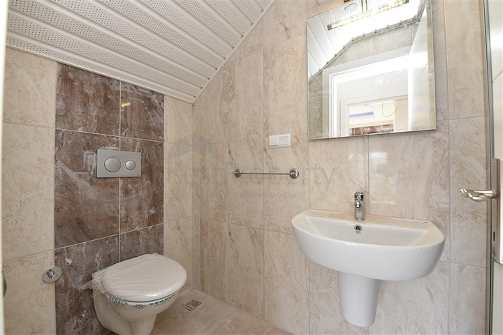 شقق ضمن مجمع سكني حديث على مقربة من البحر قيد الإنشاء في منطقة كاستل – ألانيا