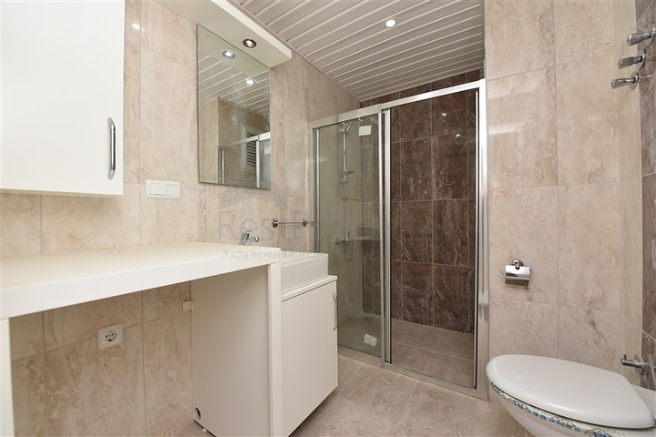 شقق ضمن مجمع سكني حديث على مقربة من البحر قيد الإنشاء في منطقة كاستل – ألانيا