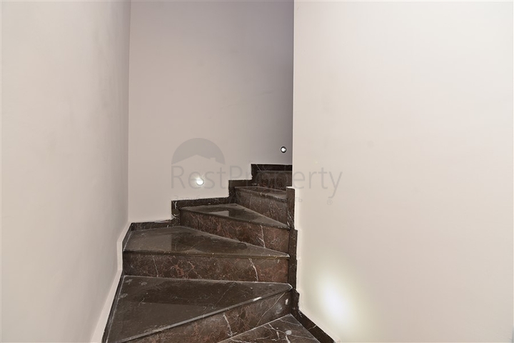 شقق ضمن مجمع سكني حديث على مقربة من البحر قيد الإنشاء في منطقة كاستل – ألانيا