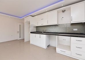 شقق ضمن مجمع سكني حديث على مقربة من البحر قيد الإنشاء في منطقة كاستل – ألانيا