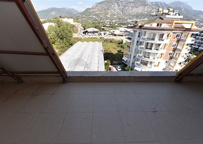 شقق ضمن مجمع سكني حديث على مقربة من البحر قيد الإنشاء في منطقة كاستل – ألانيا