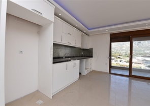 شقق ضمن مجمع سكني حديث على مقربة من البحر قيد الإنشاء في منطقة كاستل – ألانيا