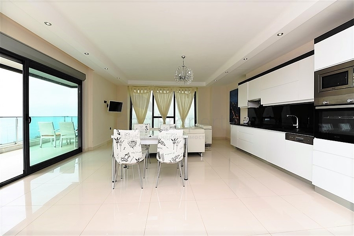 شقة فاخرة وبإطلالة بحرية مباشرة على البحر في منطقة كارجي جاك – ألانيا