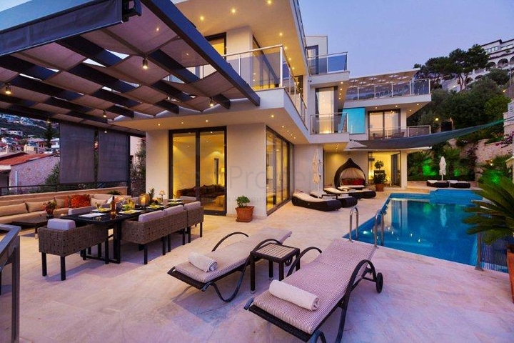 فيلا فاخرة مفروشة بإطلالة بحرية ساحرة في كالكان