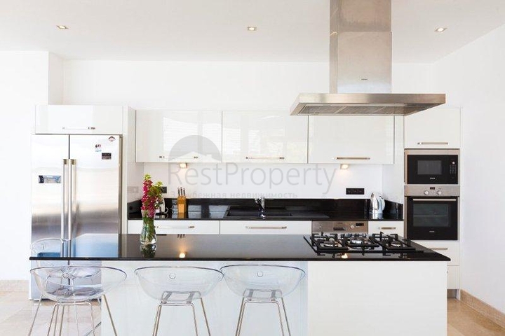 فيلا فاخرة مفروشة بإطلالة بحرية ساحرة في كالكان