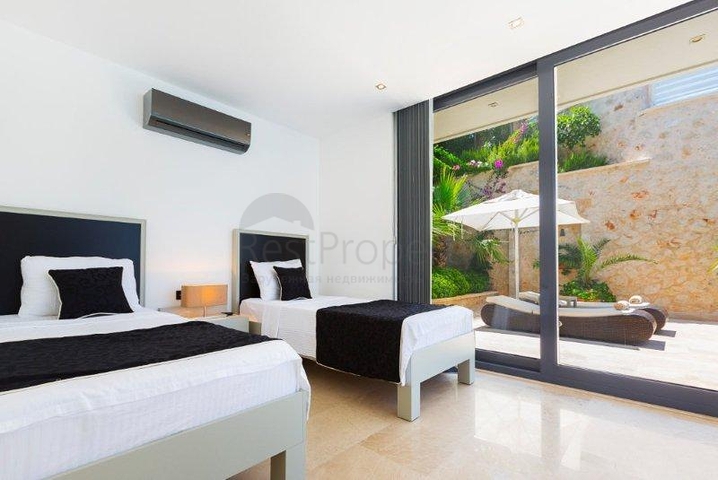 فيلا فاخرة مفروشة بإطلالة بحرية ساحرة في كالكان