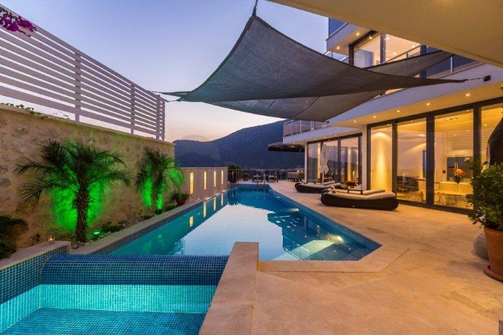 فيلا فاخرة مفروشة بإطلالة بحرية ساحرة في كالكان