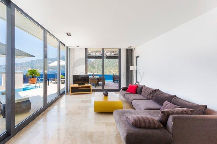 فيلا فاخرة مفروشة بإطلالة بحرية ساحرة في كالكان