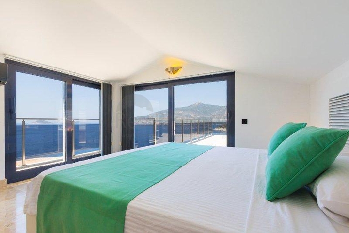 فيلا فاخرة مفروشة بإطلالة بحرية ساحرة في كالكان